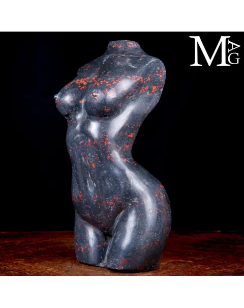 Scultura Busto Femminile in Diaspro Nero con Inclusioni Rosse.