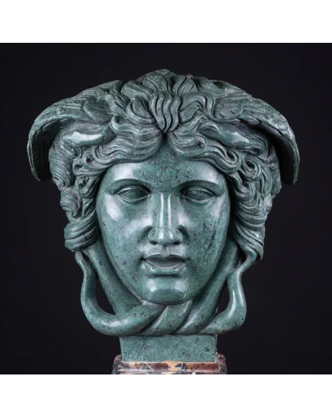 Scultura in Marmo di: Medusa, prima della Trasformazione.