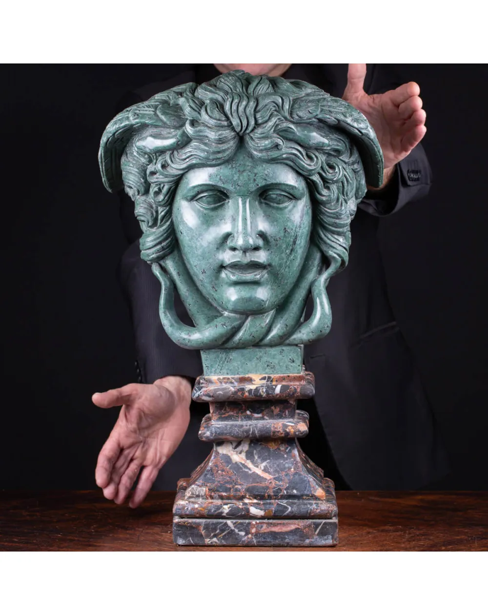 Scultura in Marmo di: Medusa, prima della Trasformazione.