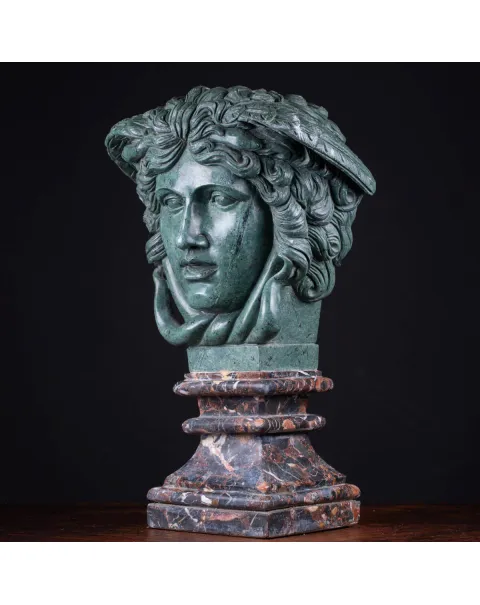 Scultura in Marmo di: Medusa, prima della Trasformazione.
