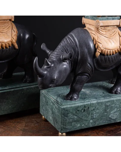 Sculture in pregiato marmo italiano - Rinoceronti con obelischi