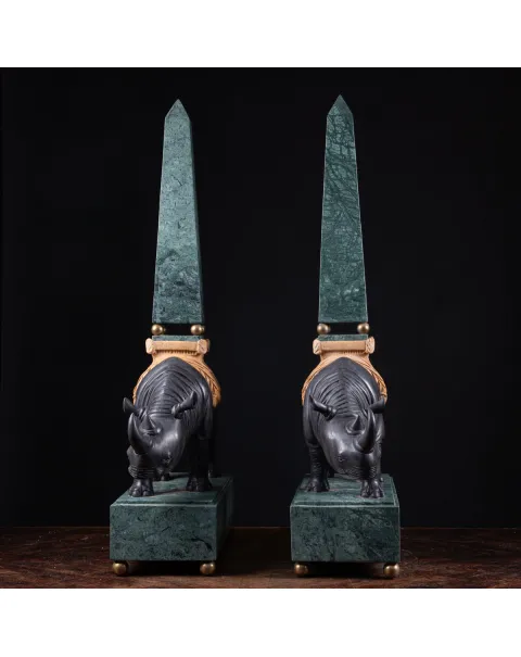 Sculture in pregiato marmo italiano - Rinoceronti con obelischi