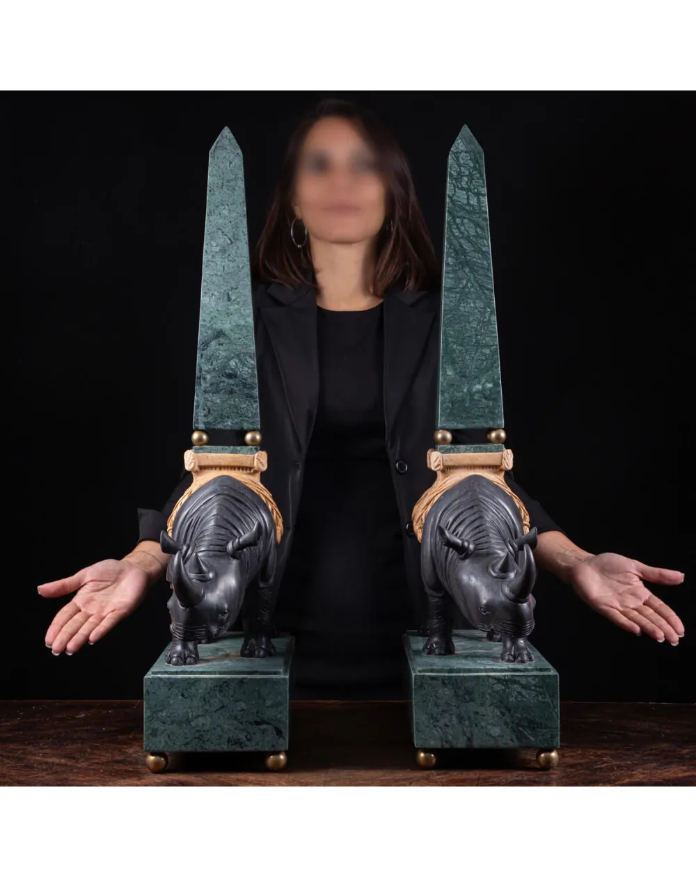 Sculture in pregiato marmo italiano - Rinoceronti con obelischi