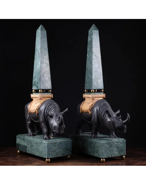 Sculture in pregiato marmo italiano - Rinoceronti con obelischi