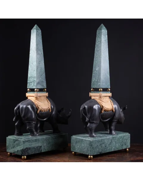 Sculture in pregiato marmo italiano - Rinoceronti con obelischi