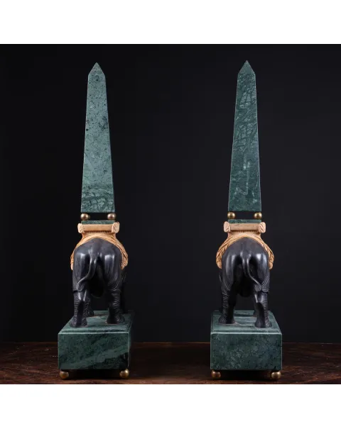 Sculture in pregiato marmo italiano - Rinoceronti con obelischi