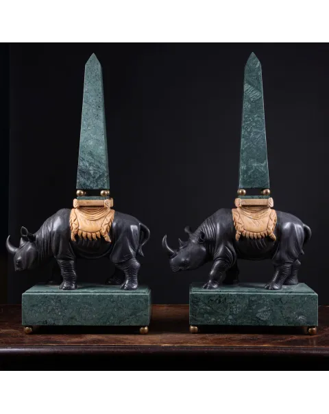 Sculture in pregiato marmo italiano - Rinoceronti con obelischi