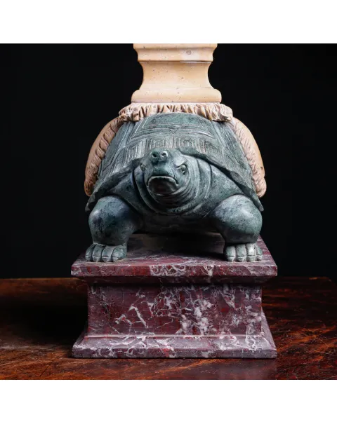 Coppia di obelischi in marmo con base scultorea a forma di tartaruga.