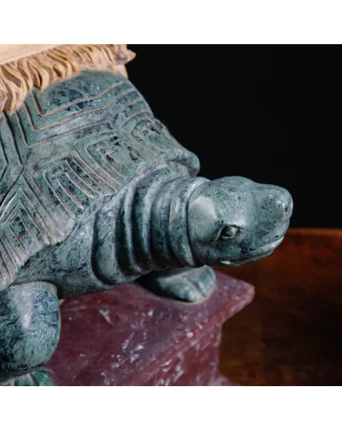 Coppia di obelischi in marmo con base scultorea a forma di tartaruga.