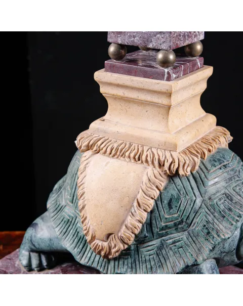 Coppia di obelischi in marmo con base scultorea a forma di tartaruga.