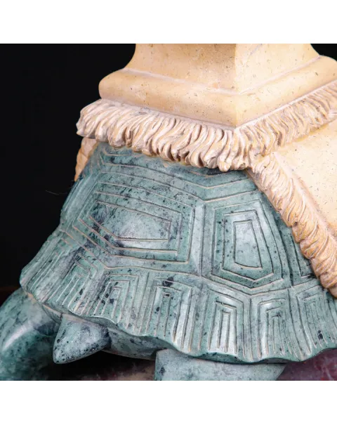 Coppia di obelischi in marmo con base scultorea a forma di tartaruga.