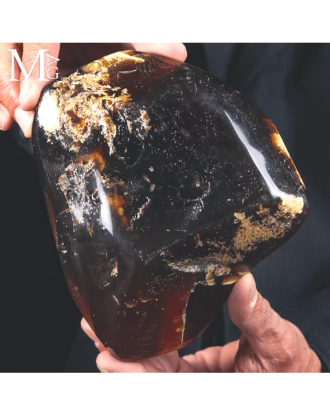 Ambra di Sumatra: pezzo da collezione con spettro UV