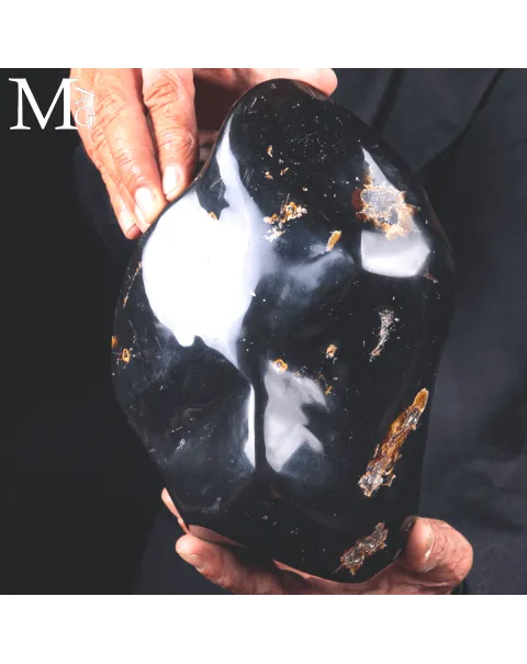 Ambra di Sumatra: tra chimica e luce.