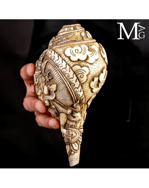Conchiglia Shankha Tibetana Scolpita – Mahakala, il Protettore del Dharma