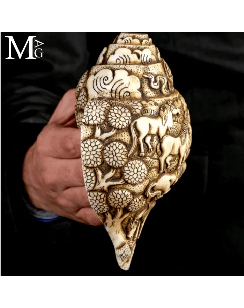 Conchiglia Shankha Tibetana Scolpita – Cavalli nel Giardino del Dharma
