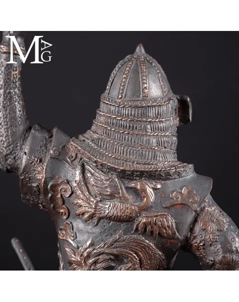Statua di Samurai in Bronzo con Ventaglio da comando - Gunbai.