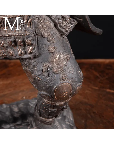 Statua di Samurai in Bronzo con Ventaglio da comando - Gunbai.
