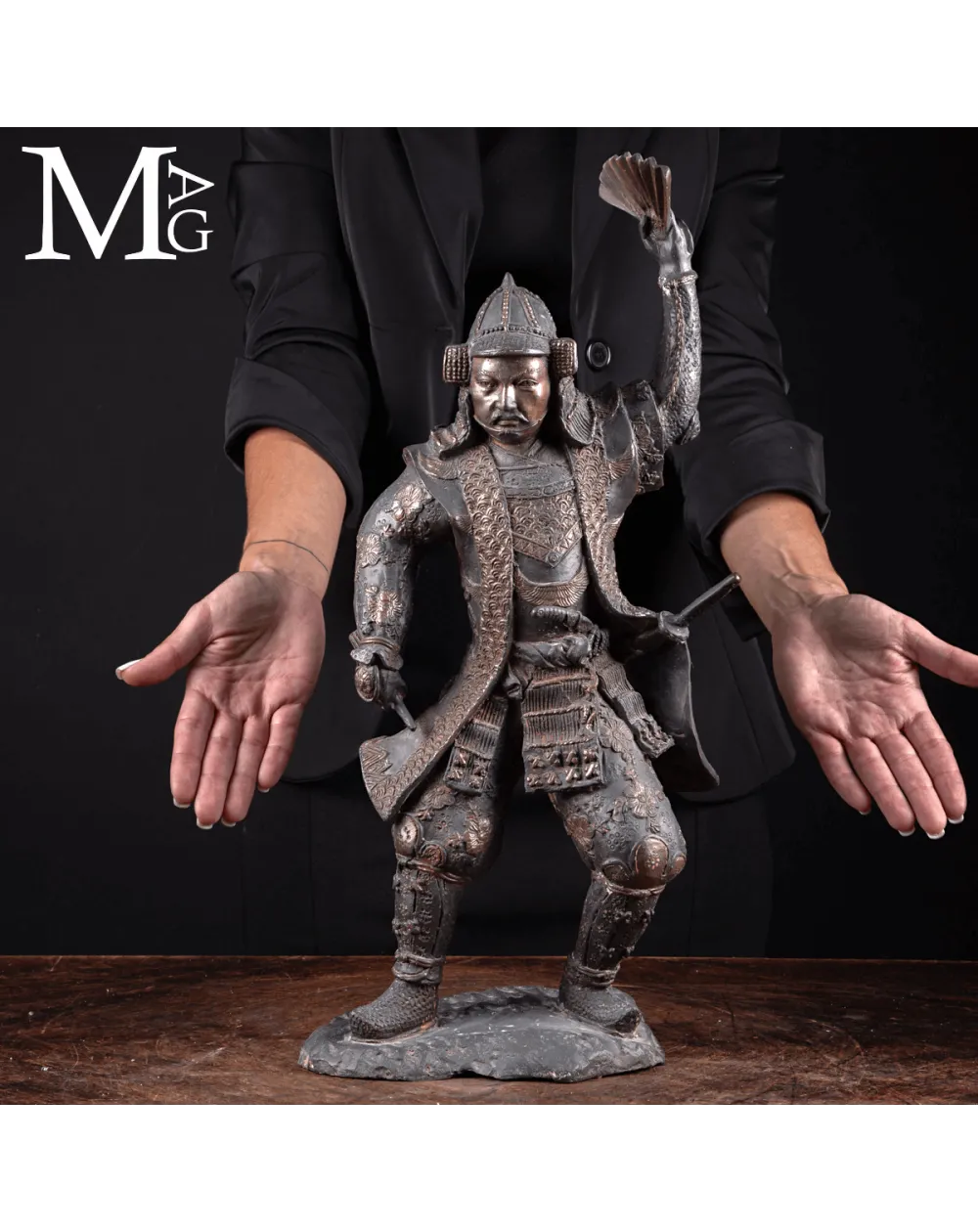 Statua di Samurai in Bronzo con Ventaglio da comando - Gunbai.