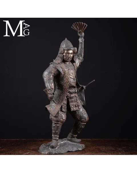 Statua di Samurai in Bronzo con Ventaglio da comando - Gunbai.