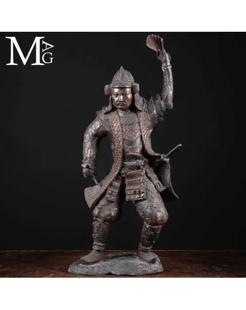 Statua di Samurai in Bronzo con Ventaglio da comando - Gunbai.