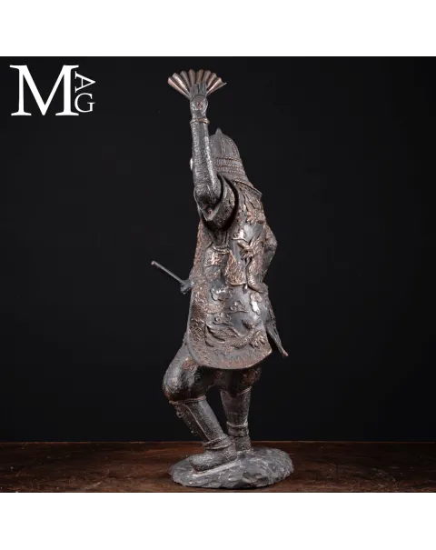 Statua di Samurai in Bronzo con Ventaglio da comando - Gunbai.