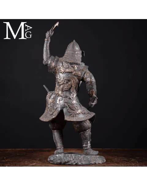 Statua di Samurai in Bronzo con Ventaglio da comando - Gunbai.
