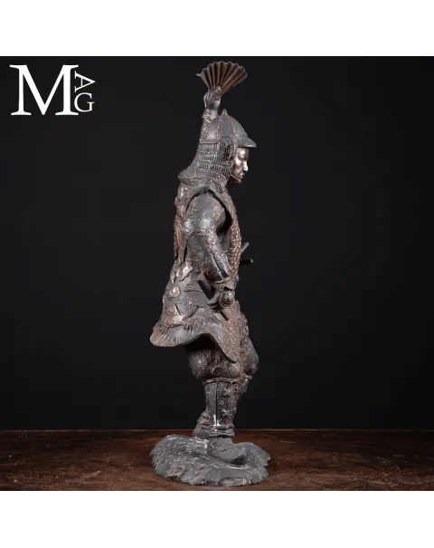 Statua di Samurai in Bronzo con Ventaglio da comando - Gunbai.