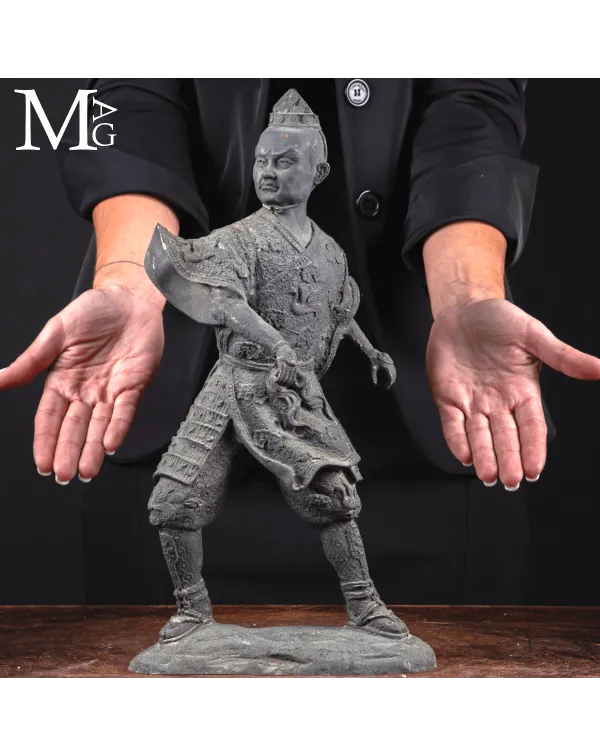 Statua in Bronzo - Guerriero in Abiti Cerimoniali.