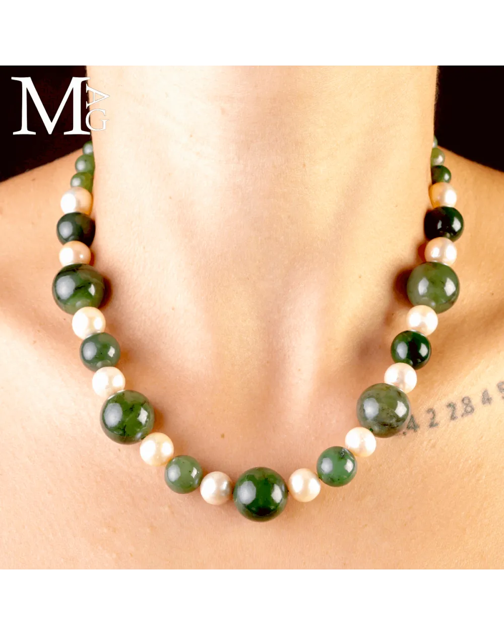 Collana in Giada e Perle – Eleganza Essenziale.