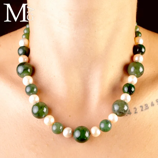 Collana in Giada e Perle – Eleganza Essenziale.