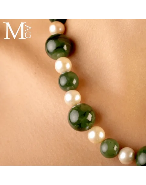 Collana in Giada e Perle – Eleganza Essenziale.