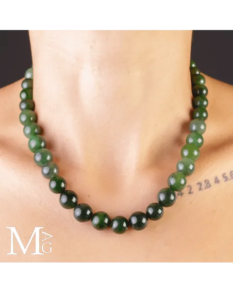 Collier in Giada Nefrite – Gradazione Naturale di Verdi.