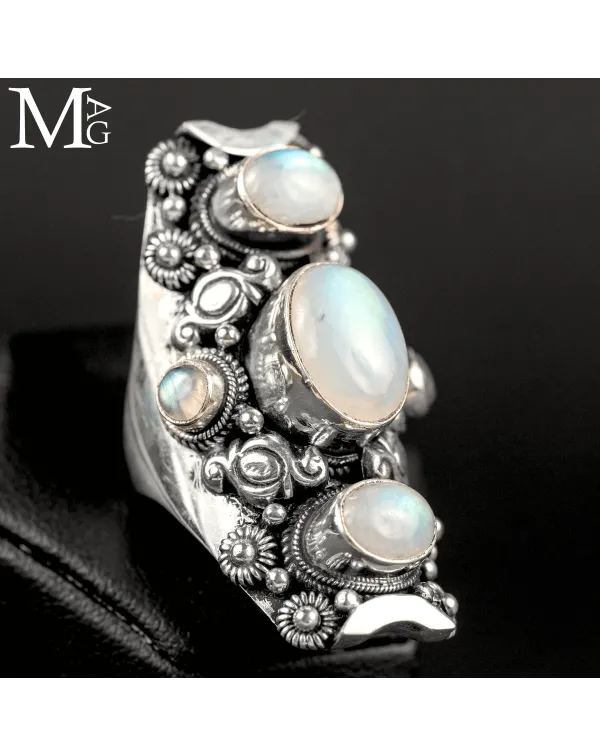 Anello in Argento con Pietra di Luna Arcobaleno.