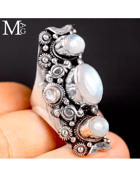 Anello in Argento con Pietra di Luna Arcobaleno.