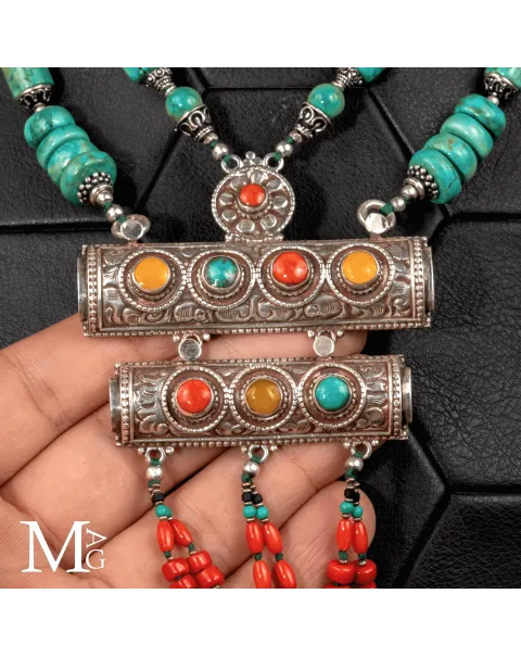 Collana Rituale Himalayana in Argento Cesellato, Turchese, Corallo e Ambra.