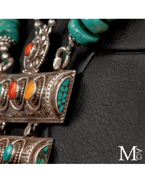 Collana Rituale Himalayana in Argento Cesellato, Turchese, Corallo e Ambra.