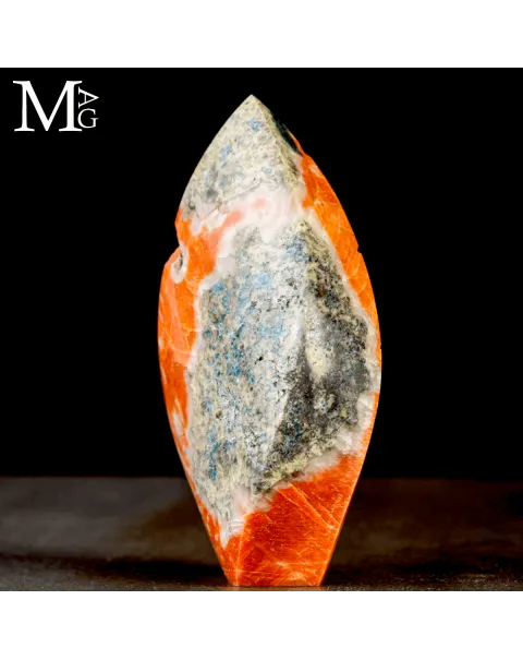 Fiamma in Calcite Arancione con Apatite Blu in Matrice – Messico