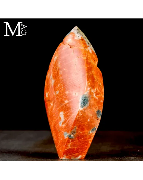 Fiamma in Calcite Arancione con Apatite Blu in Matrice – Messico