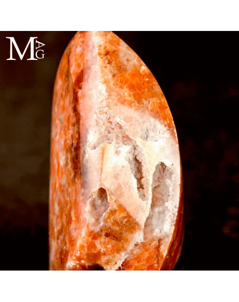 Fiamma in Calcite Arancione con Apatite Blu e Cavità Geodiche.