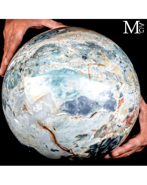 Grande sfera ornamentale in Diaspro Policromo del Madagascar.