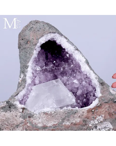 Drusa di Ametista con Cristallo di Selenite.