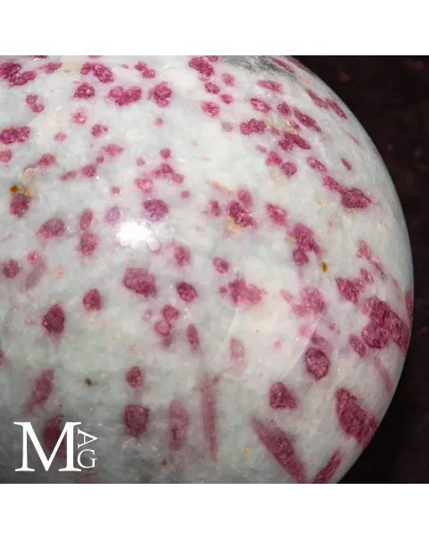 Sfera di Albite con Tormalina Rosa Rubellite.
