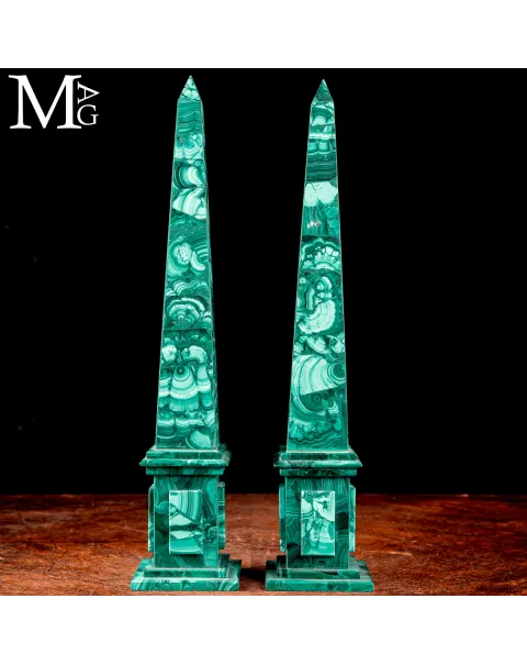 Coppia di Obelischi in Malachite – Design d’Interni