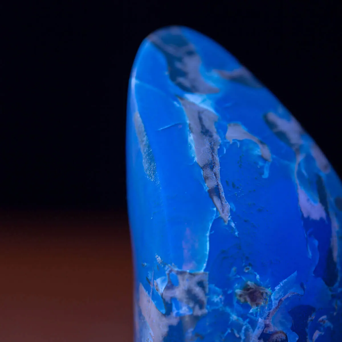 Campione di Ambra Blu di Sumatra.