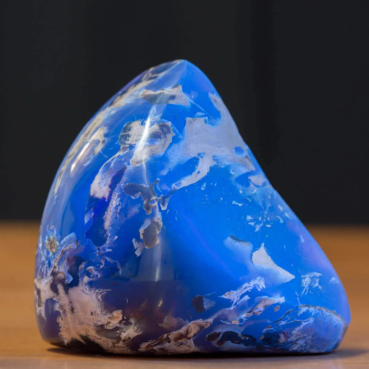 Campione di Ambra Blu di Sumatra.