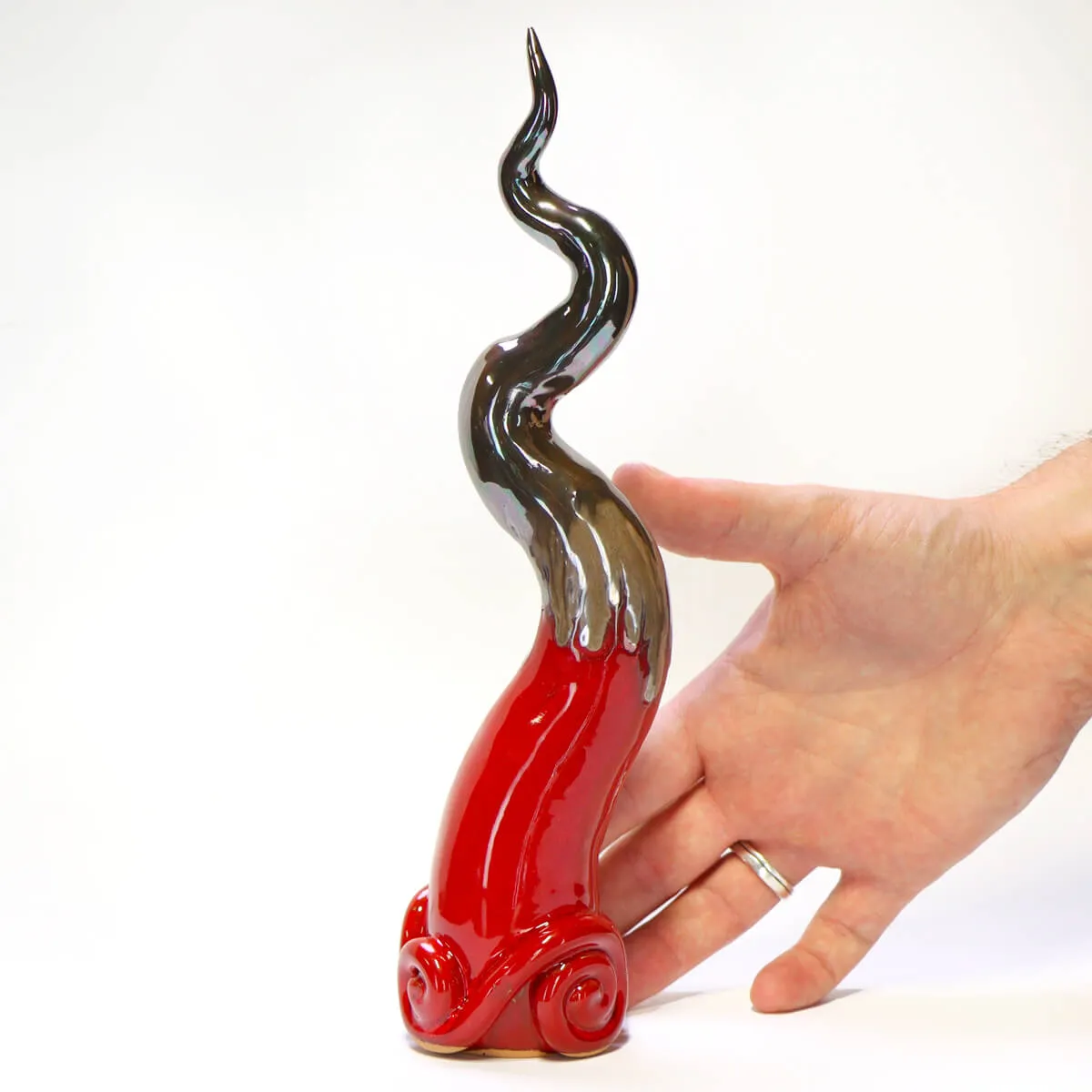 Scultura Corno in Ceramica