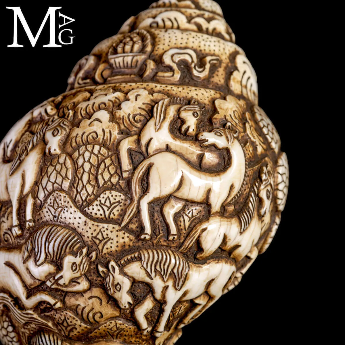 Conchiglia Shankha Tibetana Scolpita – Cavalli nel Giardino del Dharma