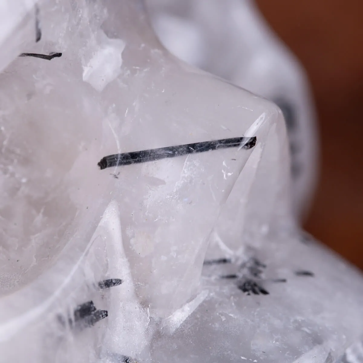 Teschio in Quarzo con Inclusioni di Tormalina Nera – Scultura Artistica Unica e Mistica.