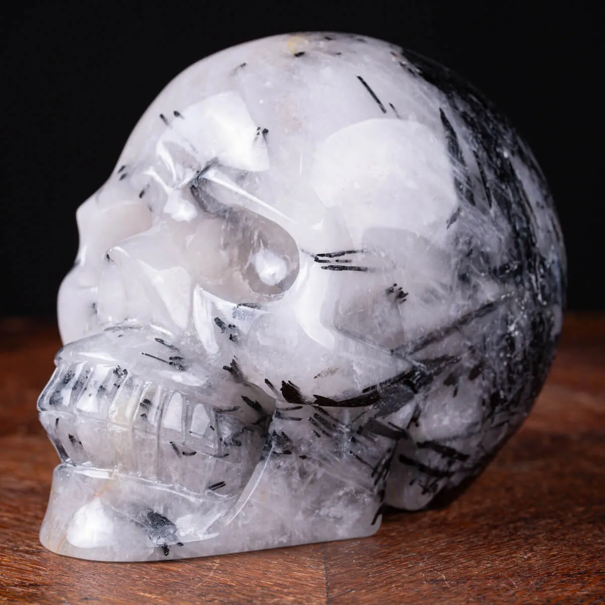 Teschio in Quarzo con Inclusioni di Tormalina Nera – Scultura Artistica Unica e Mistica.