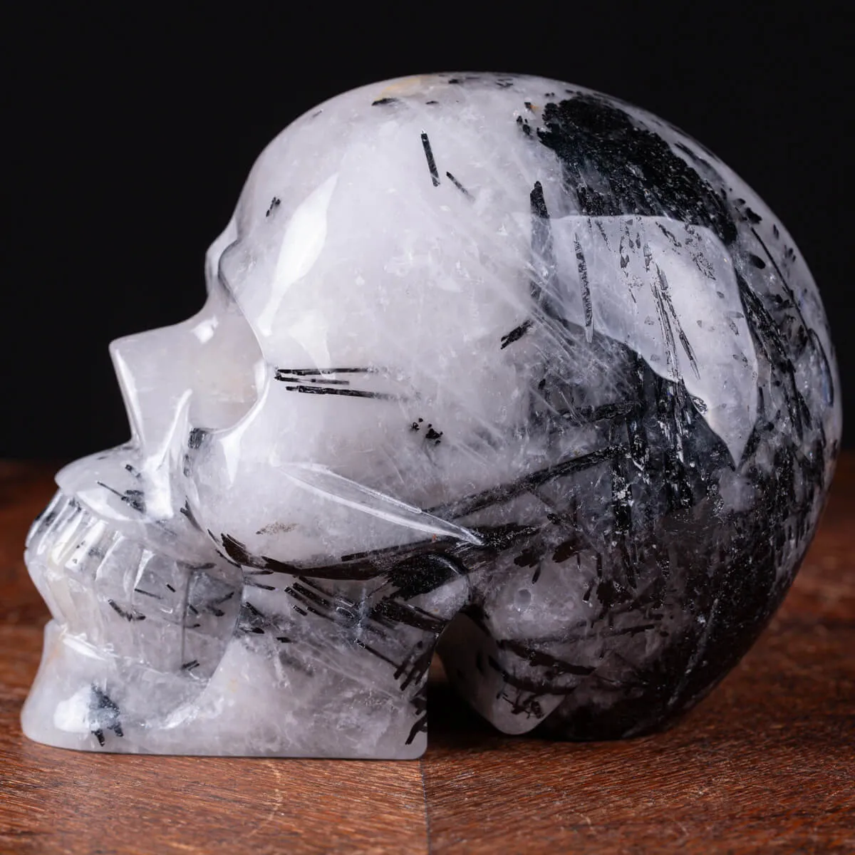 Teschio in Quarzo con Inclusioni di Tormalina Nera – Scultura Artistica Unica e Mistica.
